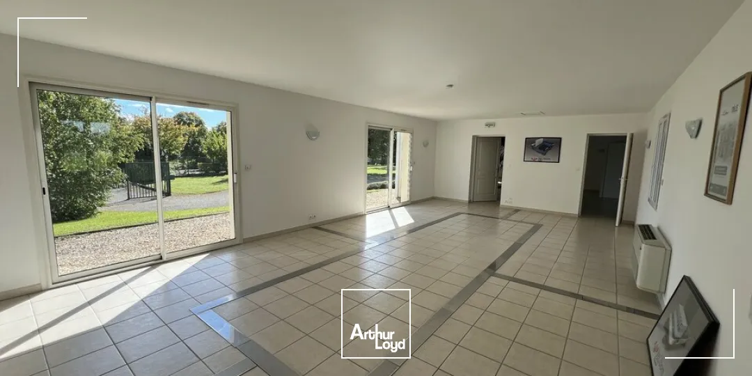 Immeuble de bureaux avec parking et parc arboré à vendre secteur COGNAC