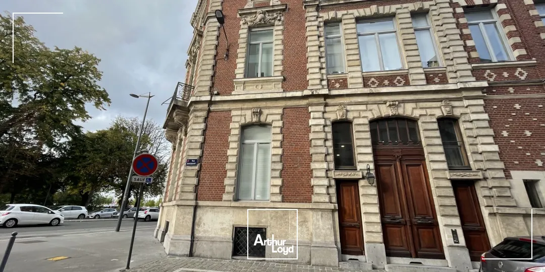 Emplacement idéal: Centre ville de Lille, dans un ensemble haussmanien, ces bureaux d'EXCELLENTE qualité dévoilent sur 3 niveaux 340m2 de bureaux avec des espaces ouverts, des bureaux c...