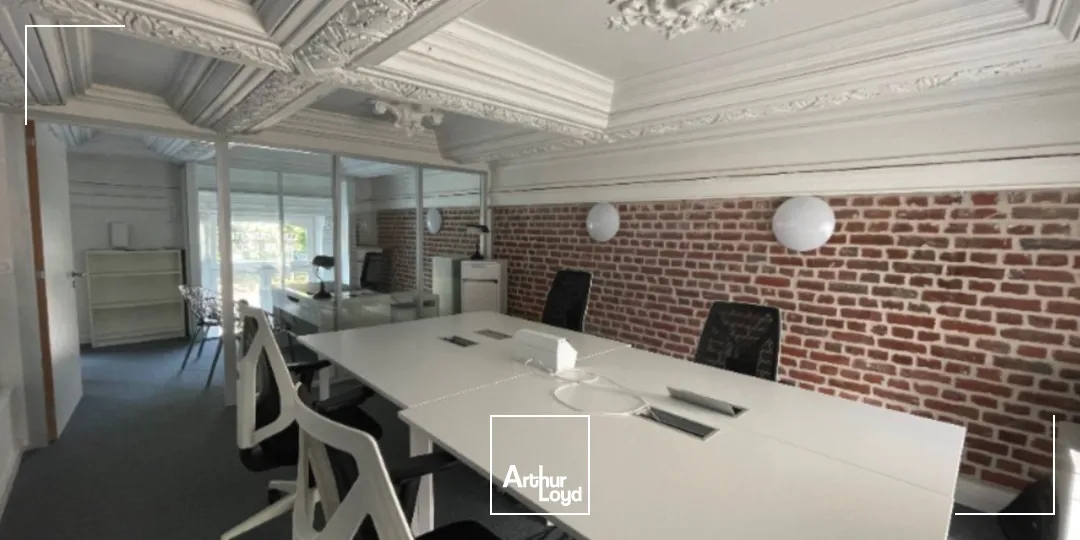 Emplacement idéal: Centre ville de Lille, dans un ensemble haussmanien, ces bureaux d'EXCELLENTE qualité dévoilent sur 3 niveaux 340m2 de bureaux avec des espaces ouverts, des bureaux c...