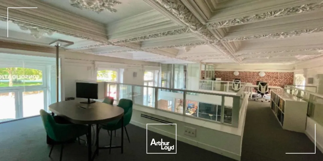 Emplacement idéal: Centre ville de Lille, dans un ensemble haussmanien, ces bureaux d'EXCELLENTE qualité dévoilent sur 3 niveaux 340m2 de bureaux avec des espaces ouverts, des bureaux c...