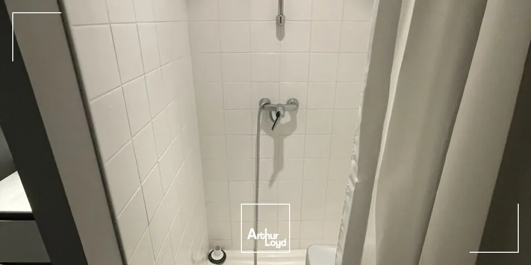 Emplacement idéal: Centre ville de Lille, dans un ensemble haussmanien, ces bureaux d'EXCELLENTE qualité dévoilent sur 3 niveaux 340m2 de bureaux avec des espaces ouverts, des bureaux c...