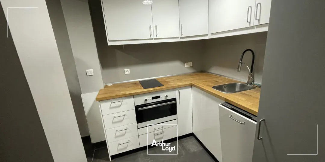 Emplacement idéal: Centre ville de Lille, dans un ensemble haussmanien, ces bureaux d'EXCELLENTE qualité dévoilent sur 3 niveaux 340m2 de bureaux avec des espaces ouverts, des bureaux c...