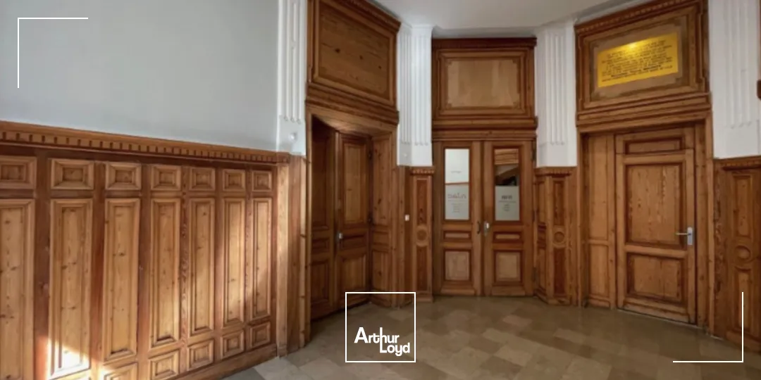 Emplacement idéal: Centre ville de Lille, dans un ensemble haussmanien, ces bureaux d'EXCELLENTE qualité dévoilent sur 3 niveaux 340m2 de bureaux avec des espaces ouverts, des bureaux c...