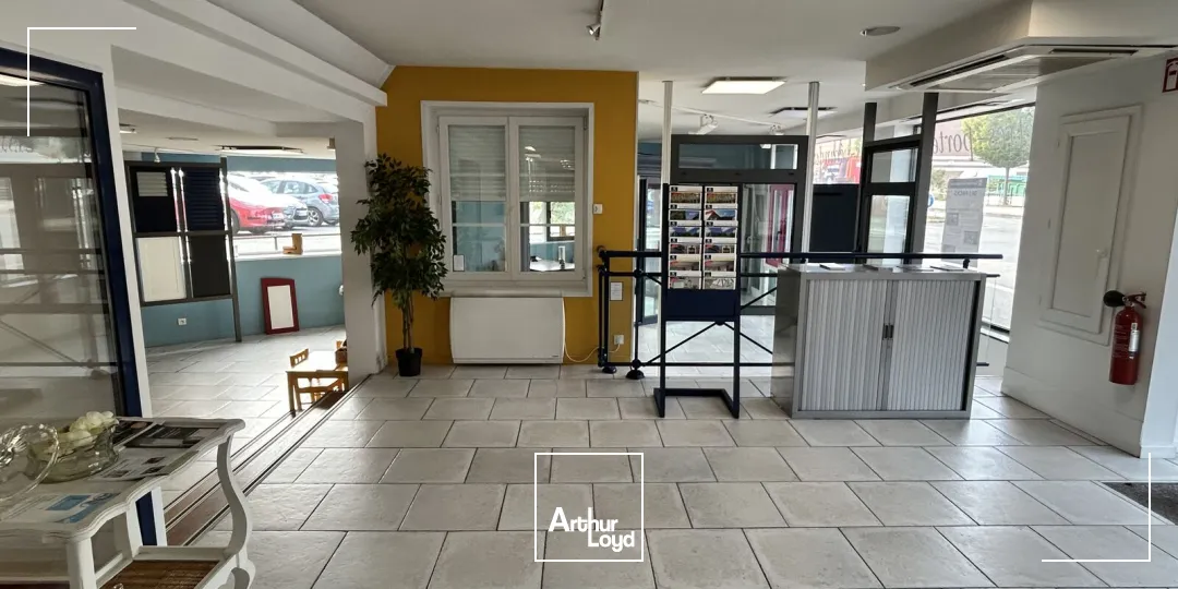 LOCAL COMMERCIAL DE 260M2 / AUSHOPPING V2 VILLENEUVE D'ASCQ - SUPERBE EFFET D'ENSEIGNE & PARKINGS VL EN NOMBRE, RARE SUR LE SECTEUR