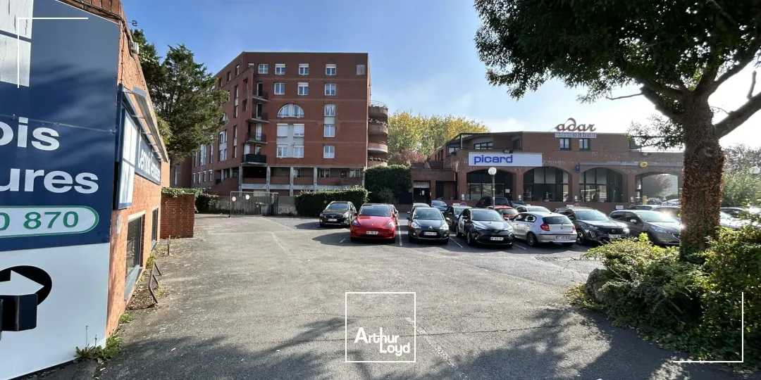 LOCAL COMMERCIAL DE 260M2 / AUSHOPPING V2 VILLENEUVE D'ASCQ - SUPERBE EFFET D'ENSEIGNE & PARKINGS VL EN NOMBRE, RARE SUR LE SECTEUR