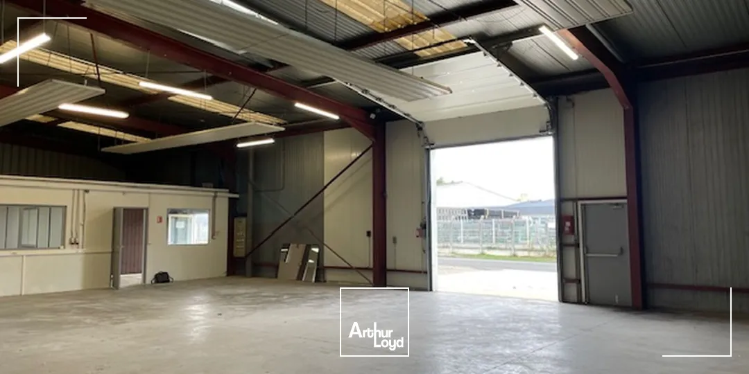 Situé en ZI à proximité de Soissons, à proximité des axes N2 et N31, un atelier/local de stockage d'une surface totale de 250 m2 environ à location, immédiatement disponible.