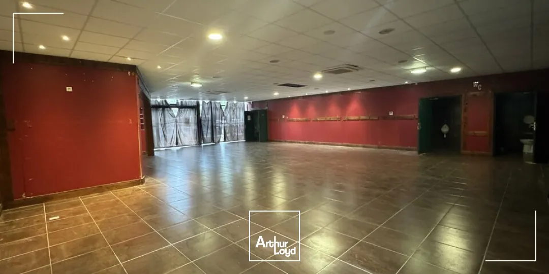 TOURS NORD COMMERCE A LOUER 370 M² PROXIMITE TRAMWAY ET PARKINGS PRIVATIFS