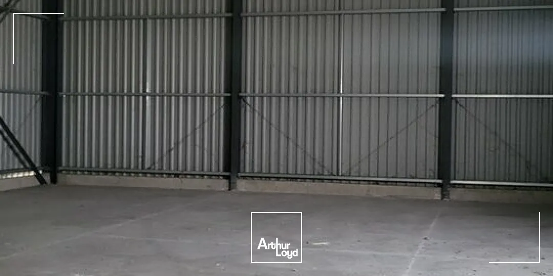 ARDECHE - LE TEIL - A VENDRE BÂTIMENT INDÉPENDANT A USAGE D'ENTREPÔT ET BUREAUX AVEC LOGEMENT 