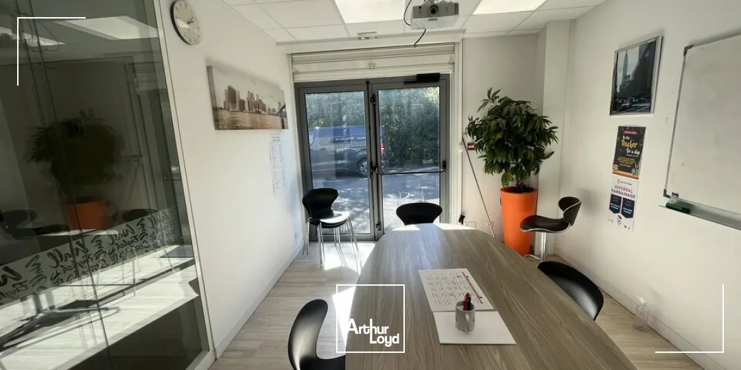 Bureaux à louer 219 m²  Bessines / Niort  Emplacement premium, visibilité et accessibilité exceptionnelles