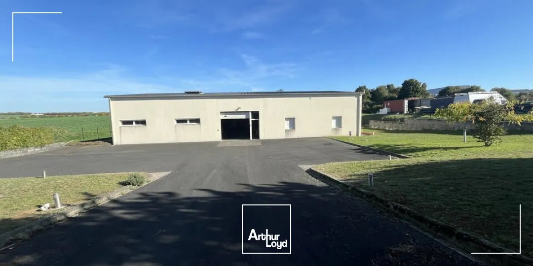 Local d'activité à vendre  564 m²  Niort / François  Bâtiment récent avec grand terrain clos et accès faciles