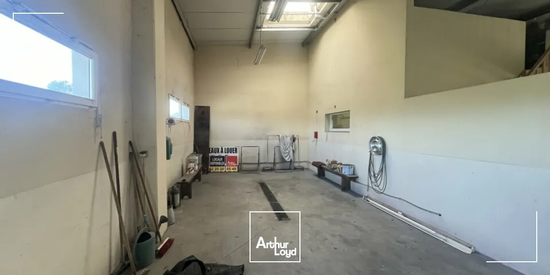 Local d'activité à vendre  564 m²  Niort / François  Bâtiment récent avec grand terrain clos et accès faciles