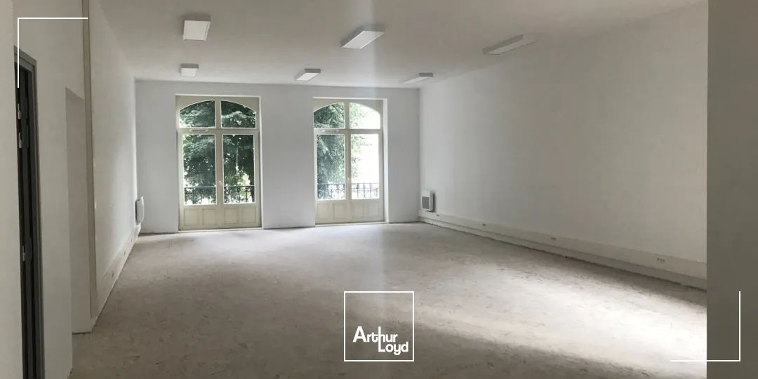 Rare sur le secteur gare de Valenciennes , ces deux plateaux de bureaux disponibles immédiatement à la location .