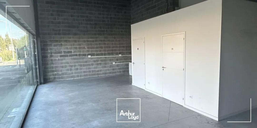 La Madeleine - Entrepôt / Showroom avec bureaux à louer