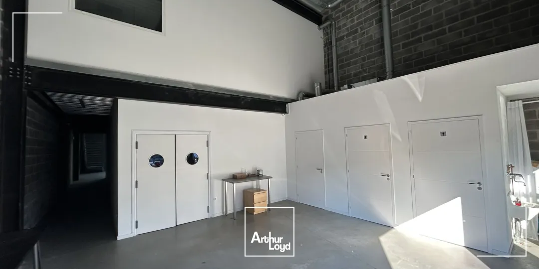 La Madeleine - Entrepôt / Showroom avec bureaux à louer