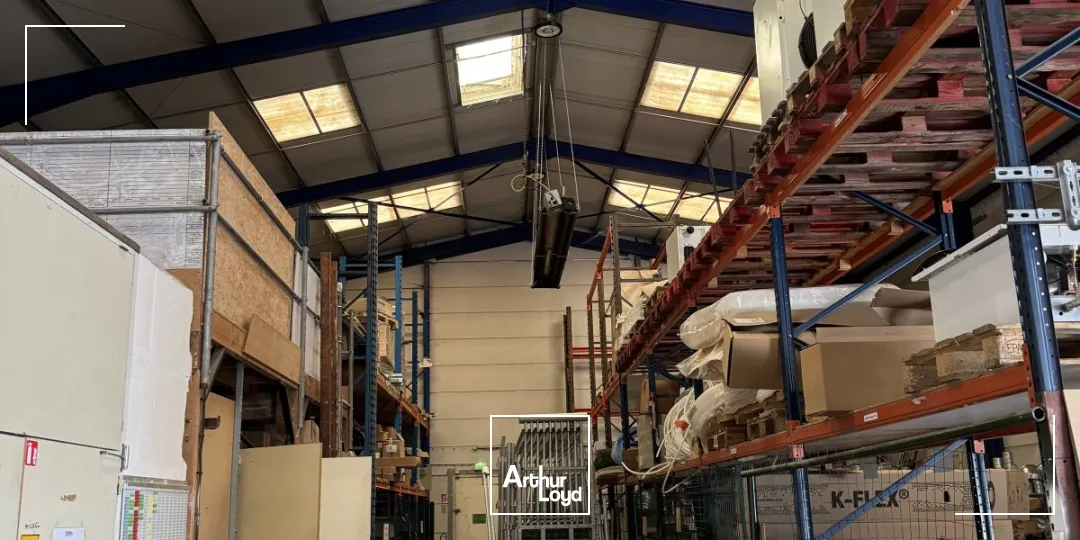 A VENDRE - Local mixte bureaux et entrepôt - en ZI de AVELIN- Site sécurisé avec parkings