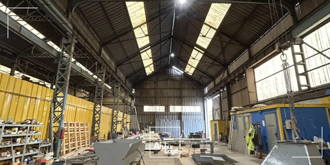 Entrepôts à louer à proximité immédiate de l'autoroute . 