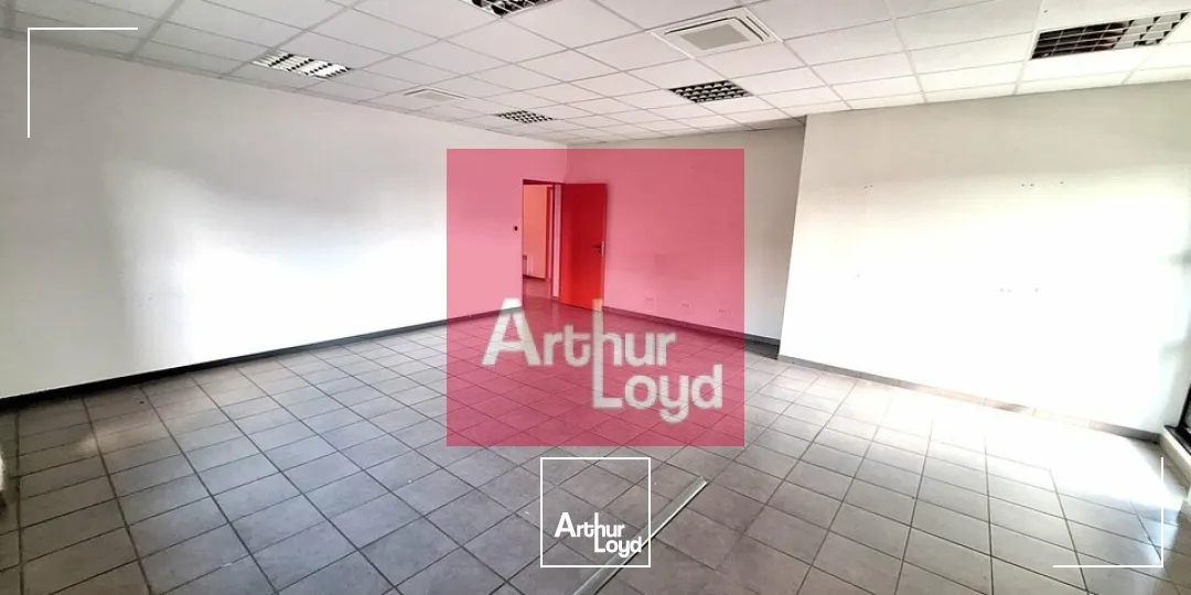 GERZAT PARC LOGISTIQUE A LOUER BUREAUX 348 M² - BATIMENT INDÉPENDANT - 10 PLACES DE PARKING