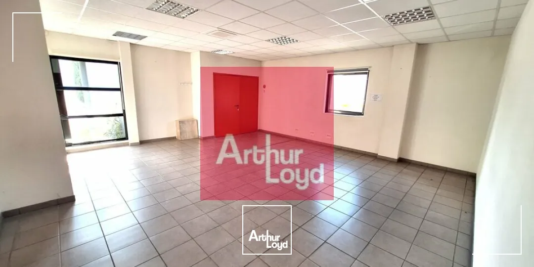 GERZAT PARC LOGISTIQUE A LOUER BUREAUX 348 M² - BATIMENT INDÉPENDANT - 10 PLACES DE PARKING