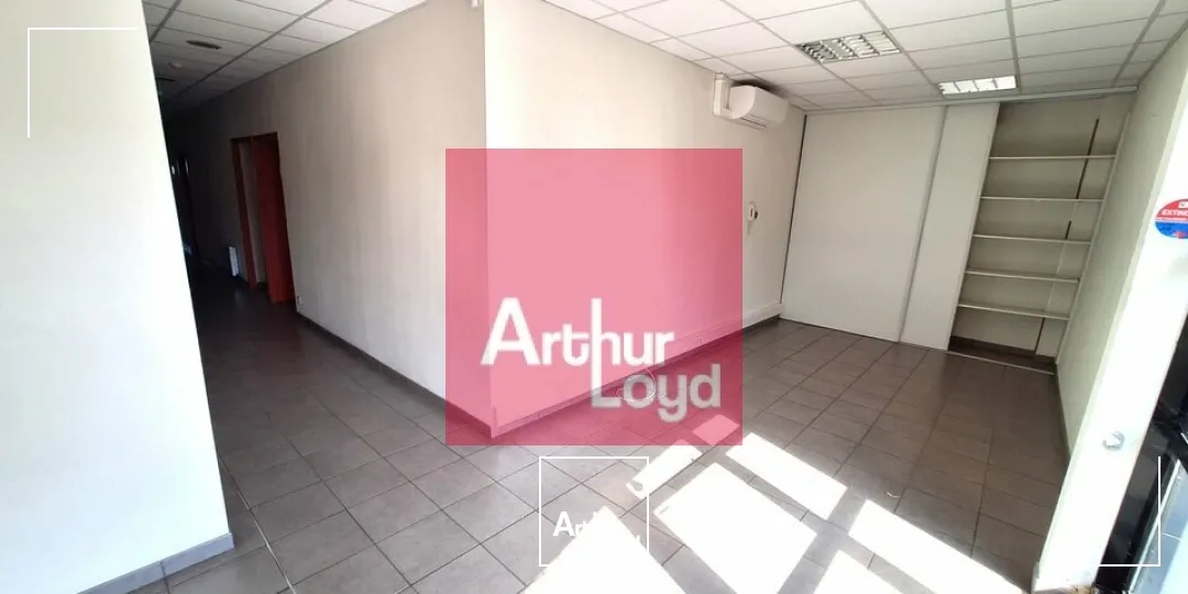 GERZAT PARC LOGISTIQUE A LOUER BUREAUX 348 M² - BATIMENT INDÉPENDANT - 10 PLACES DE PARKING