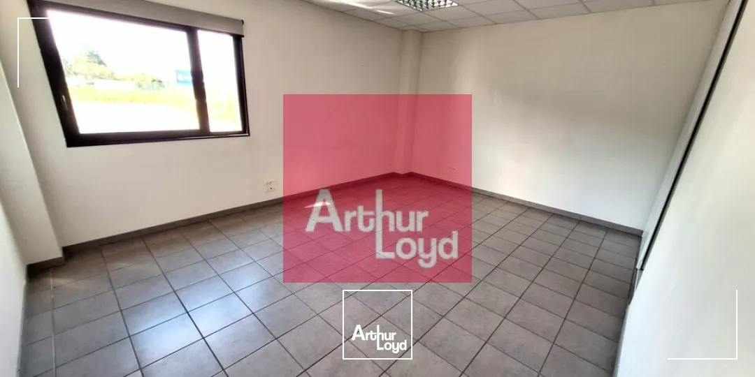 GERZAT PARC LOGISTIQUE A LOUER BUREAUX 348 M² - BATIMENT INDÉPENDANT - 10 PLACES DE PARKING