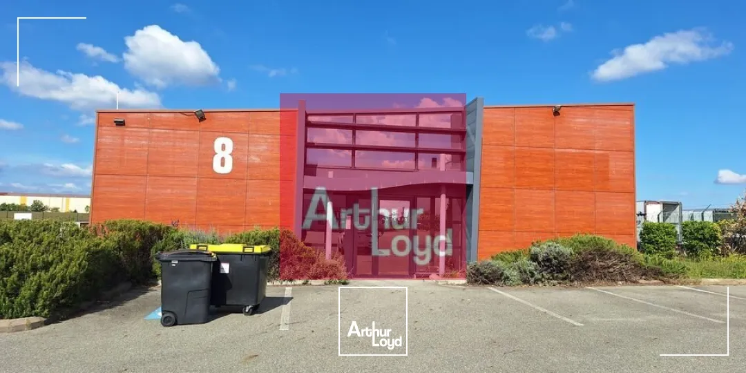 GERZAT PARC LOGISTIQUE A LOUER BUREAUX 348 M² - BATIMENT INDÉPENDANT - 10 PLACES DE PARKING