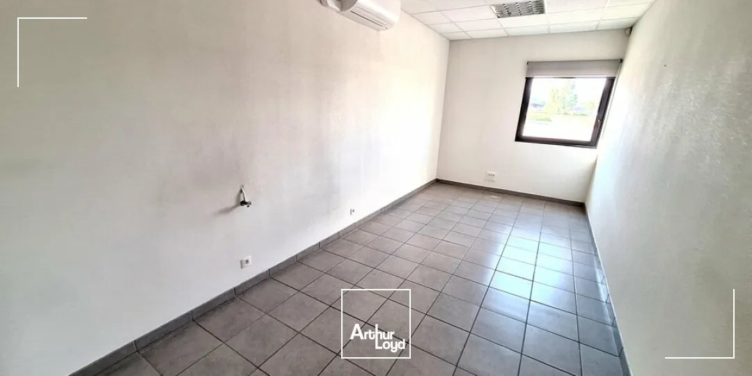 GERZAT PARC LOGISTIQUE A LOUER BUREAUX 348 M² - BATIMENT INDÉPENDANT - 10 PLACES DE PARKING