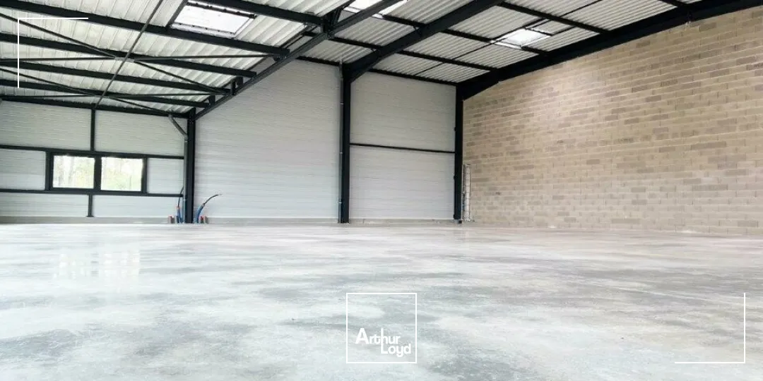 BATIMENT D'ACTIVITE INDENDANT SUR GRAND TERRAIN 