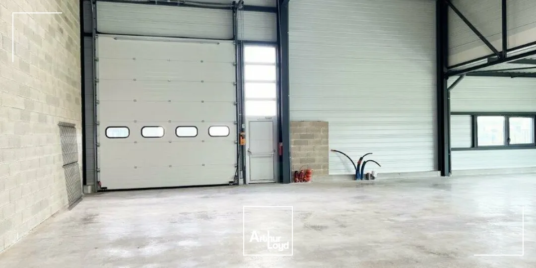 BATIMENT D'ACTIVITE INDENDANT SUR GRAND TERRAIN 