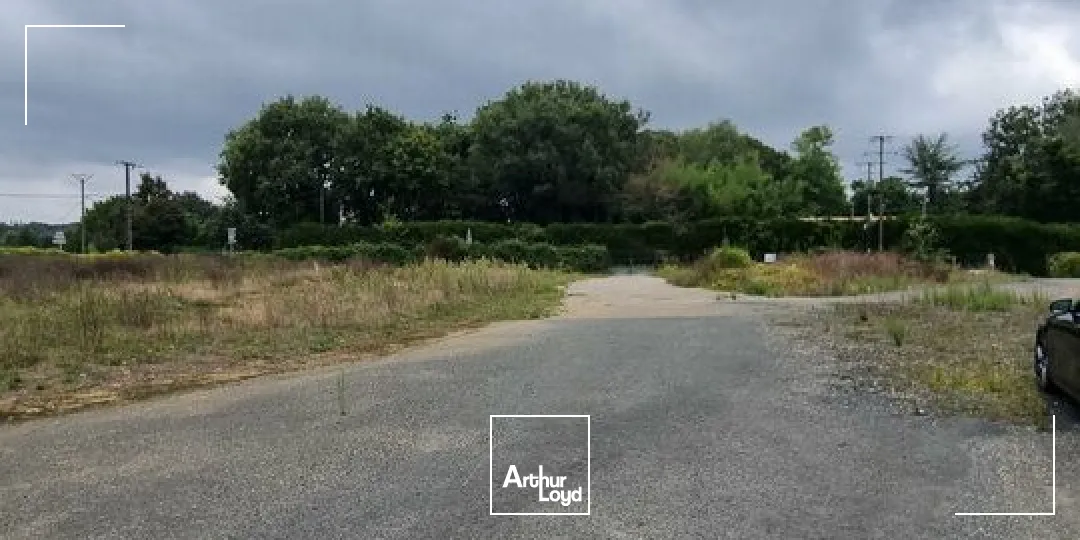 A VENDRE SECTEUR POITIERS-SUD LOCAL D'ACTIVITE DE 250M² SUR TERRAIN CONSTRUCTIBLE DE 8500M² 