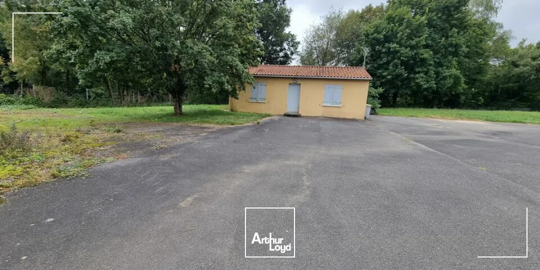 A VENDRE SECTEUR POITIERS-SUD LOCAL D'ACTIVITE DE 250M² SUR TERRAIN CONSTRUCTIBLE DE 8500M² 