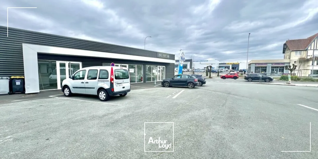 OPPORTUNITÉ - A LOUER LOCAL COMMERCIAL NICHÉ DANS UN BÂTIMENT INDÉPENDANT - EN BORDURE D'UN AXE PASSANT - 98m²