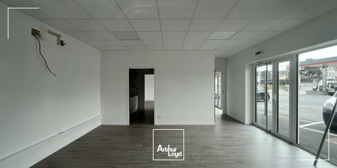 OPPORTUNITÉ - A LOUER LOCAL COMMERCIAL NICHÉ DANS UN BÂTIMENT INDÉPENDANT - EN BORDURE D'UN AXE PASSANT - 98m²