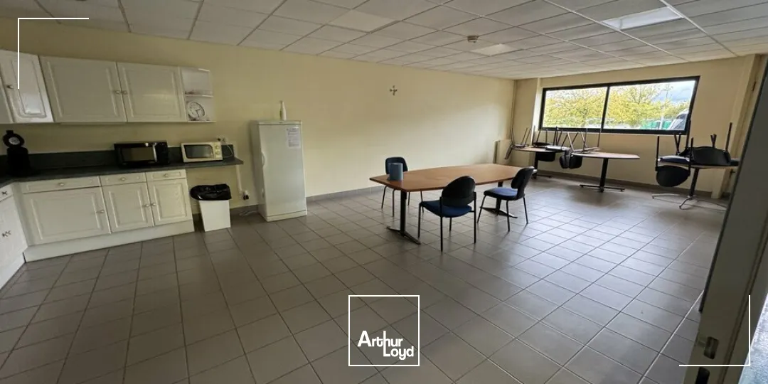 TOURS SUD EST TAUXIGNY - A VENDRE BÂTIMENT D'ACTIVITES 3 428 M² - TERRAIN 12 000 M²