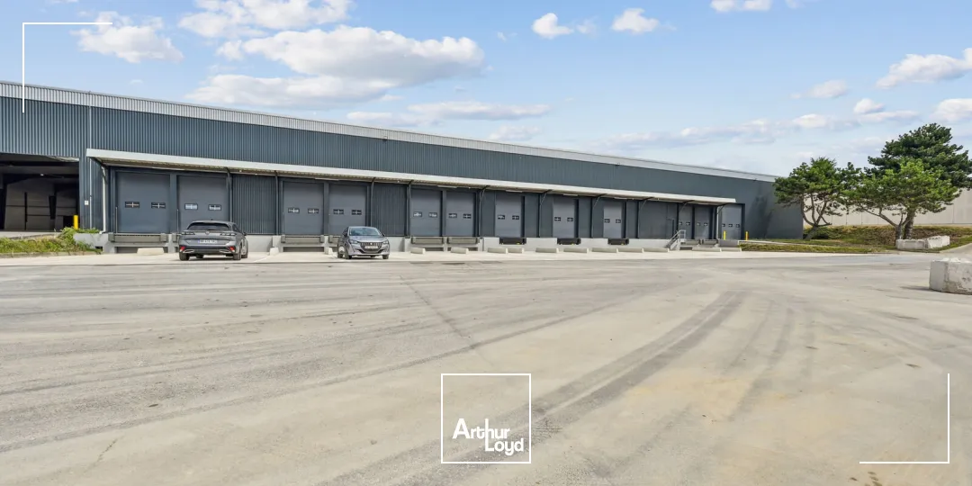 Entrepôt indépendant rénové 6 972 m² avec stockage extérieur - Goussainville, hub logistique Roissy CDG