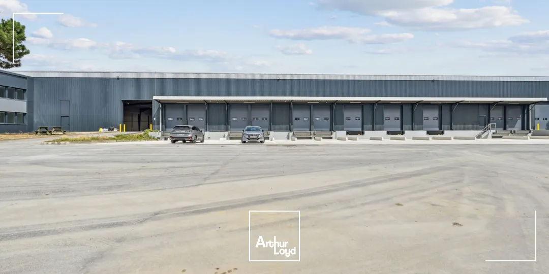 Entrepôt indépendant rénové 6 972 m² avec stockage extérieur - Goussainville, hub logistique Roissy CDG
