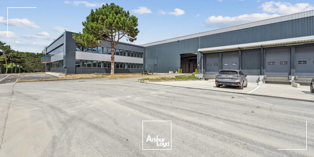 Entrepôt indépendant rénové 6 972 m² avec stockage extérieur - Goussainville, hub logistique Roissy CDG
