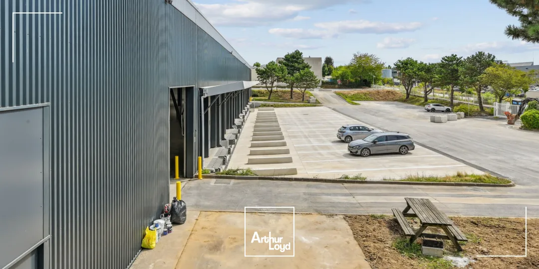 Entrepôt indépendant rénové 6 972 m² avec stockage extérieur - Goussainville, hub logistique Roissy CDG