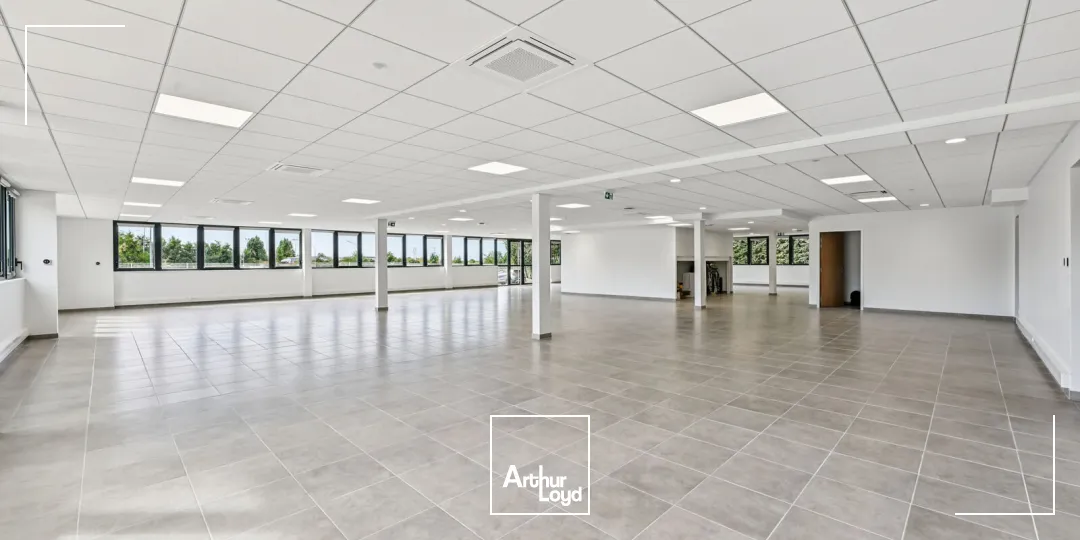 Entrepôt indépendant rénové 6 972 m² avec stockage extérieur - Goussainville, hub logistique Roissy CDG