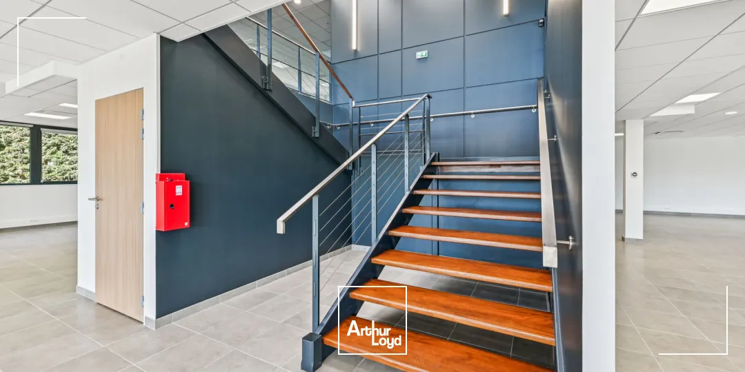 Entrepôt indépendant rénové 6 972 m² avec stockage extérieur - Goussainville, hub logistique Roissy CDG