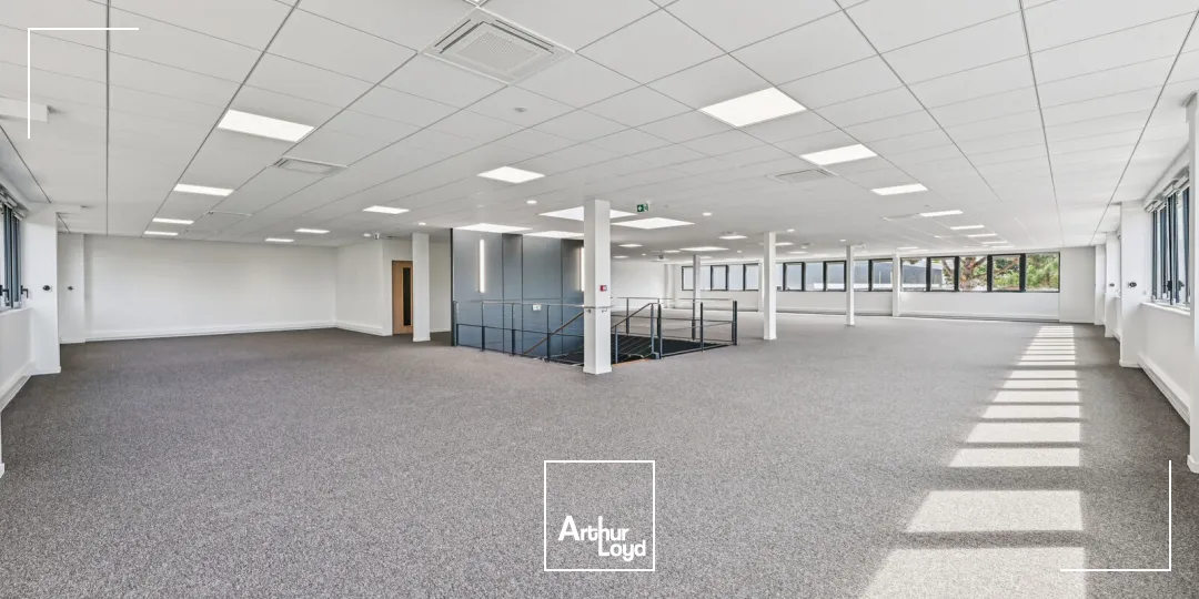 Entrepôt indépendant rénové 6 972 m² avec stockage extérieur - Goussainville, hub logistique Roissy CDG