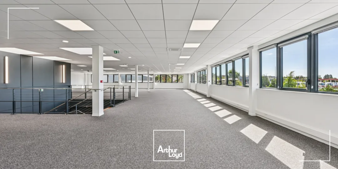 Entrepôt indépendant rénové 6 972 m² avec stockage extérieur - Goussainville, hub logistique Roissy CDG