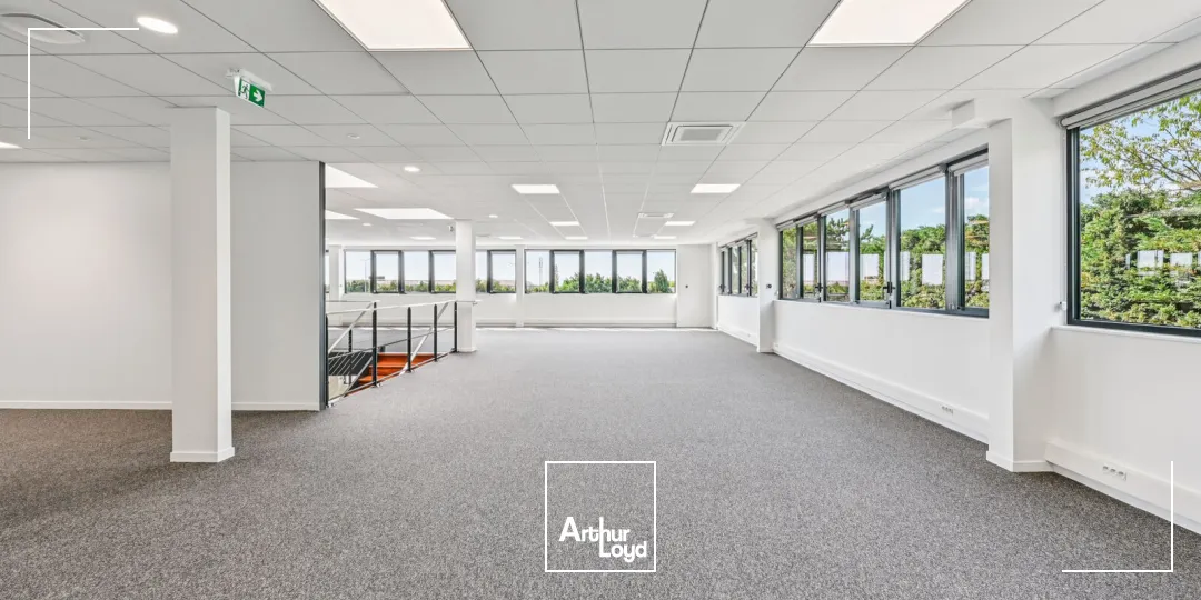 Entrepôt indépendant rénové 6 972 m² avec stockage extérieur - Goussainville, hub logistique Roissy CDG