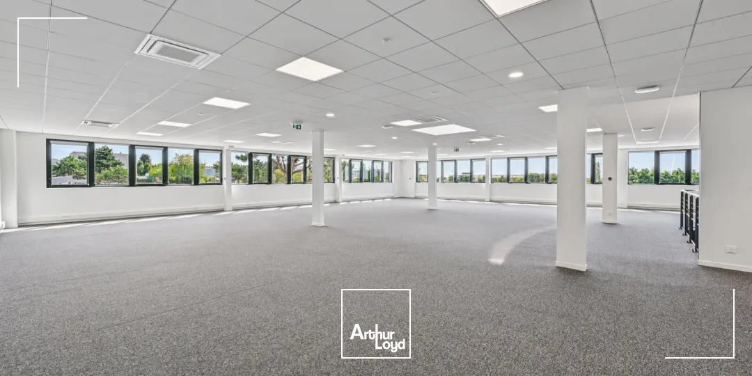 Entrepôt indépendant rénové 6 972 m² avec stockage extérieur - Goussainville, hub logistique Roissy CDG