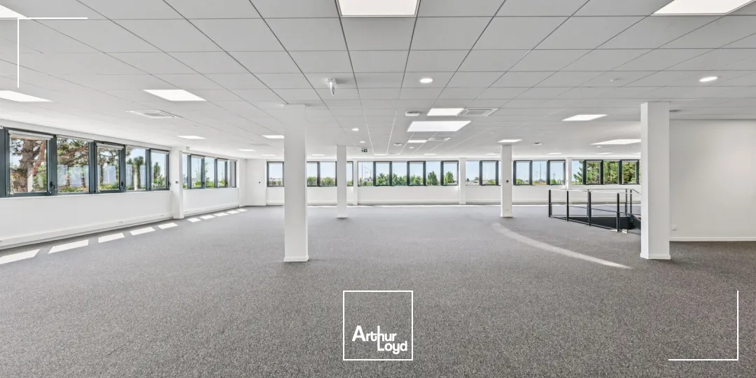 Entrepôt indépendant rénové 6 972 m² avec stockage extérieur - Goussainville, hub logistique Roissy CDG