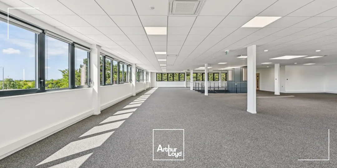 Entrepôt indépendant rénové 6 972 m² avec stockage extérieur - Goussainville, hub logistique Roissy CDG