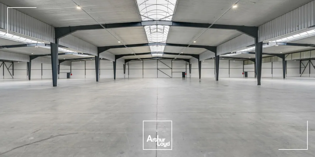 Entrepôt indépendant rénové 6 972 m² avec stockage extérieur - Goussainville, hub logistique Roissy CDG