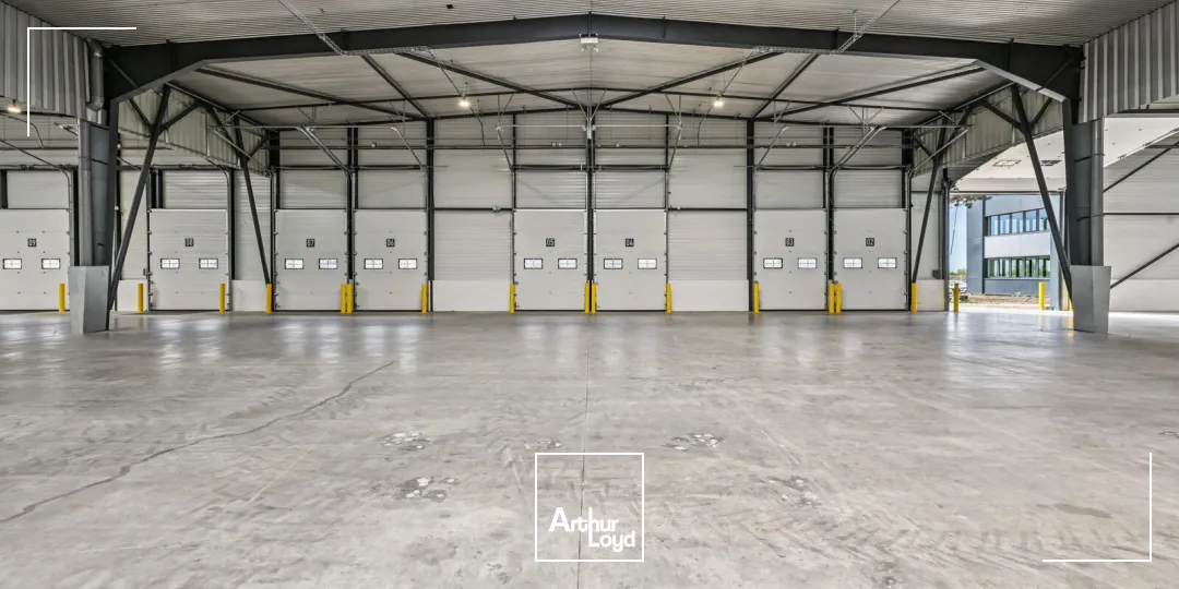 Entrepôt indépendant rénové 6 972 m² avec stockage extérieur - Goussainville, hub logistique Roissy CDG