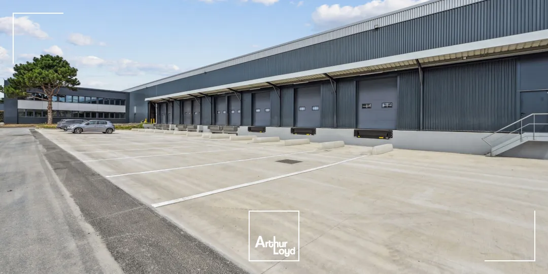Entrepôt indépendant rénové 6 972 m² avec stockage extérieur - Goussainville, hub logistique Roissy CDG