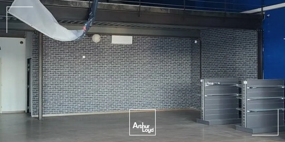 MONTÉLIMAR ZONE SUD - A LOUER LOCAL COMMERCIAL DE 295 m2 AVEC PARKING