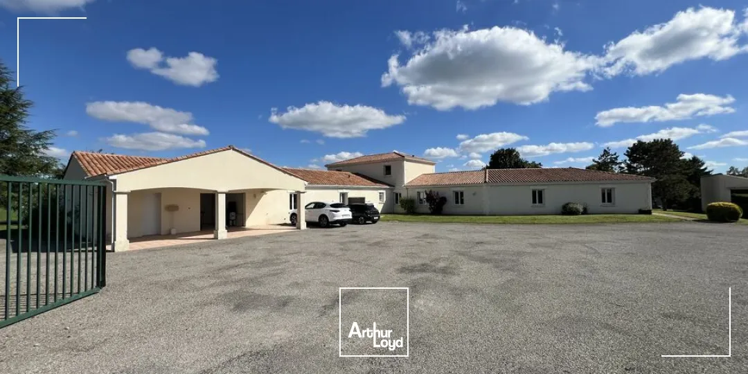 Immeuble de bureaux avec parking et parc arboré à vendre secteur COGNAC